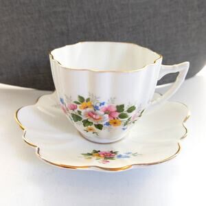 Vintage Royal Imperial Finest Bone China Floral Bouquet Cottage Tea Cup Saucer